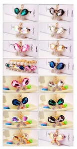 Gros plan de porte-clés papillon avec des ailes en strass et des cristaux multicolores