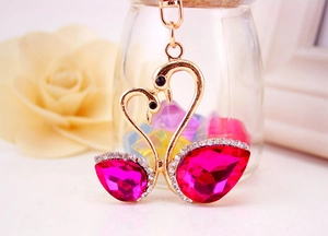 Detailaufnahme herzförmiger Schwan-Schlüsselanhänger mit rosa Kristallen und Gold-Finish