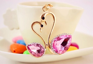 Detail von goldenem Schwanenherz Schlüsselanhänger mit rosa Kristallen und Diamanten