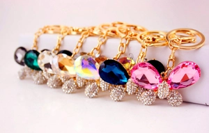 Détail macro du porte-clés papillon en cristal avec strass colorés et plaqué or
