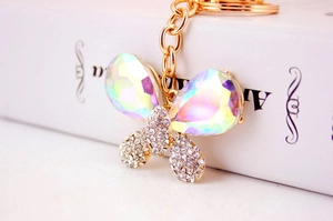Détails macro d'un porte-clés papillon avec pierres précieuses colorées et strass brillants