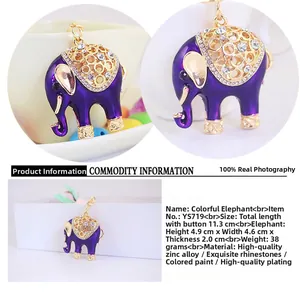 Dettaglio del portachiavi a elefante in smalto viola con strass lucidi e placcatura oro
