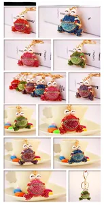 Détails des porte-clés grenouille en strass colorés avec structure articulée