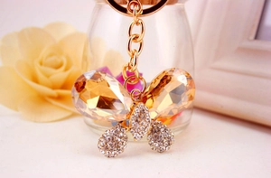 Détail du porte-clés papillon avec cristaux ambrés et petits strass blancs brillants