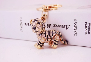 Detailansicht vom Tiger-Schlüsselanhänger mit Goldlegierung und schimmernden Strasssteinen
