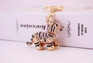 Detail eines kreativen Tiger-Schlüsselanhängers mit Strasssteinen und goldenem Verschluss