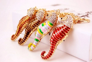 Détails de quatre porte-clés hippocampe avec strass brillants et finition en émail
