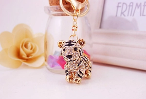 Detailansicht eines goldenen Tiger-Schlüsselanhängers mit Strass und Emaille