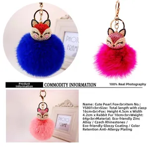 Dettagli dei portachiavi a volpe con pompon in pelliccia e decorazioni in strass e perle