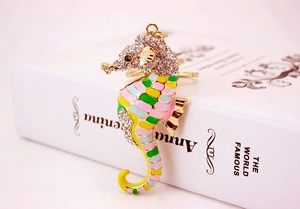 Détail du porte-clés hippocampe avec émail macaron coloré et cristaux brillants sertis