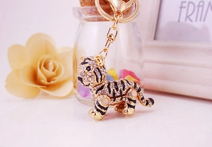 Detailansicht goldener Tiger-Schlüsselanhänger mit funkelnden Strasssteinen und Emaille