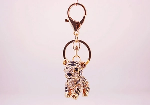 Nahaufnahme eines goldenen Tiger-Schlüsselanhängers mit glitzernden Strasssteinen