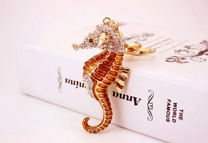 Gros plan du porte-clés hippocampe en métal doré orné de strass en cristal brillant