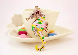 Détail du pendentif hippocampe avec émail coloré et cristaux sur alliage de couleur or