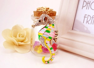 Détail du porte-clés hippocampe avec strass brillants et émail coloré incrusté