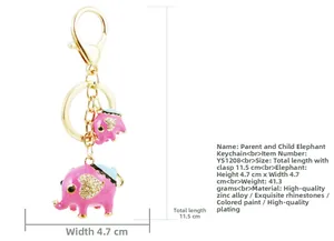 Vue détaillée du porte-clés éléphant en émail rose avec strass et fermoir doré brillant