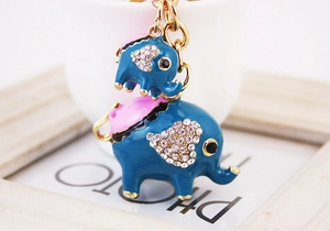 Détail du porte-clés éléphant mère et enfant en émail bleu orné de strass scintillants