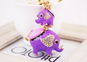 Détail du porte-clés éléphant mère et enfant en émail violet avec motif cœur strassé