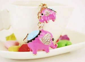 Détail du porte-clés éléphant rose avec cristaux étincelants et finitions dorées