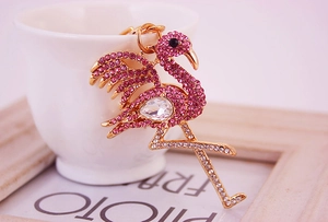 Détail du porte-clés flamant rose doré avec strass roses et cristal en goutte d'eau