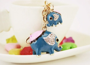 Détail du porte-clés éléphants mère et bébé avec émail bleu et strass brillants décoratifs