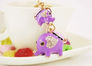 Détail du porte-clés éléphant mère et enfant en émail violet avec cœur en cristal