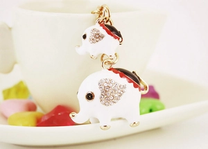 Détail macro du porte-clés éléphant avec émail blanc et strass étincelants