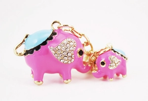 Détails porte-clés éléphant mère et enfant en émail rose bleu avec des cristaux