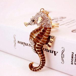 Porte-clés hippocampe étincelant avec base dorée, strass brillants et émail marron