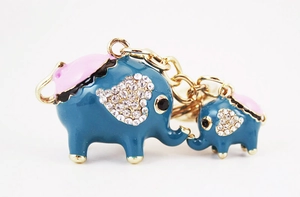 Vue détaillée de porte-clés éléphants en émail bleu avec des strass brillants sertis