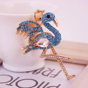 Élégant porte-clés flamant rose en cristal avec strass bleus sur base en métal doré