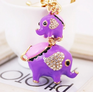 Porte-clés éléphant mère-enfant avec strass brillants, émail violet et anneau doré