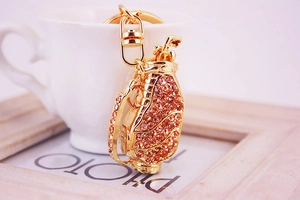 Gros plan détaillé d'un porte-clés sac de golf avec strass roses et placage en or chic