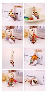 Vue détaillée multi-angles du porte-clés hibou coloré orné de strass brillants