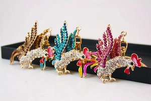 Détails de porte-clés coq sertis de cristaux en finitions bleu, rose et marron poli