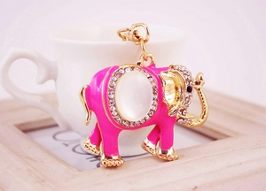 Détail du porte-clés éléphant rose avec pierre d'opale et strass scintillants