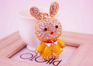 Détail du porte-clés lapin mignon avec strass scintillants et robe laquée jaune vif
