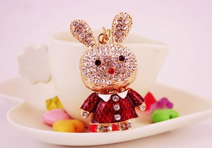 Détail du porte-clés lapin avec strass blancs et robe à carreaux rouges
