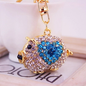Porte-clés cochon en cristal étincelant avec cœur bleu sur placage doré de qualité