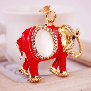 Porte-clés éléphant rouge étincelant avec pierre d'opale et cristaux sur chaîne dorée