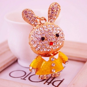 Porte-clés lapin mignon serti de strass avec robe jaune et finition dorée fine