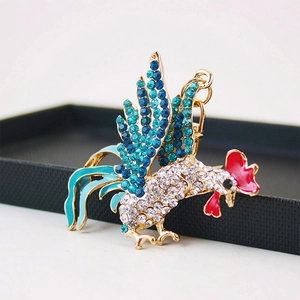 Porte-clés coq scintillant avec strass bleus et blancs sur boîte cadeau noire