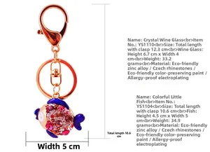 Vue détaillée du porte-clés poisson en strass avec dimensions et fermoir mousqueton