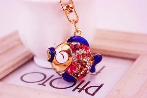 Macro d'un porte-clés en forme de poisson orné de strass colorés et métal doré brillant