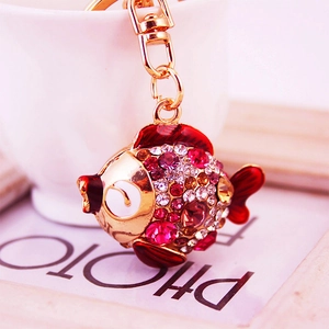 Porte-clés poisson mignon avec strass colorés et émail rouge sur monture dorée