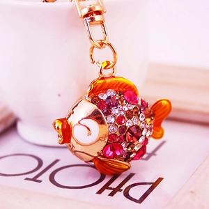 Porte-clés poisson doré orné de strass multicolores avec fermoir mousqueton solide