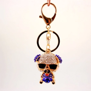 Schattige strass varkentje sleutelhanger met zonnebril en goudkleurige bedel