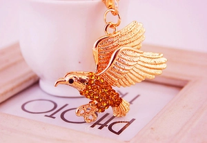 Detail eines goldenen Adler Schlüsselanhängers mit glitzernden Strasssteinen