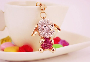 Détails d'un porte-clés chiot en strass étincelant avec des cristaux roses et blancs