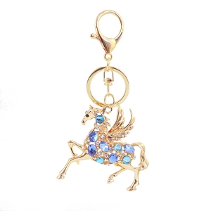 Porte-clés Pégase doré orné de strass bleus brillants et ailes gravées sur fond blanc